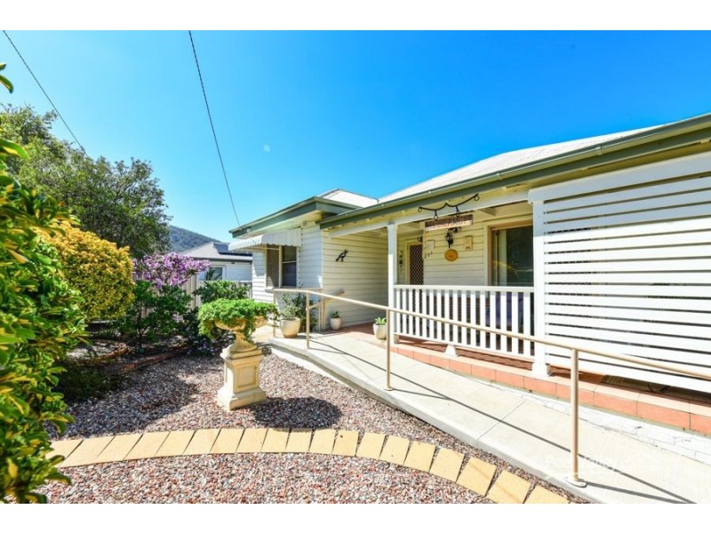 201 Carthage Street, Tamworth NSW 2340