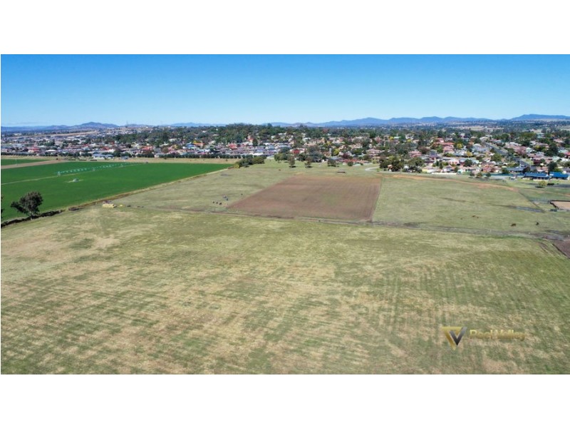 24 Harrier Parade, Tamworth NSW 2340