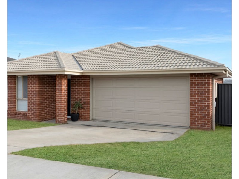 8 Barber Street, Kootingal NSW 2352