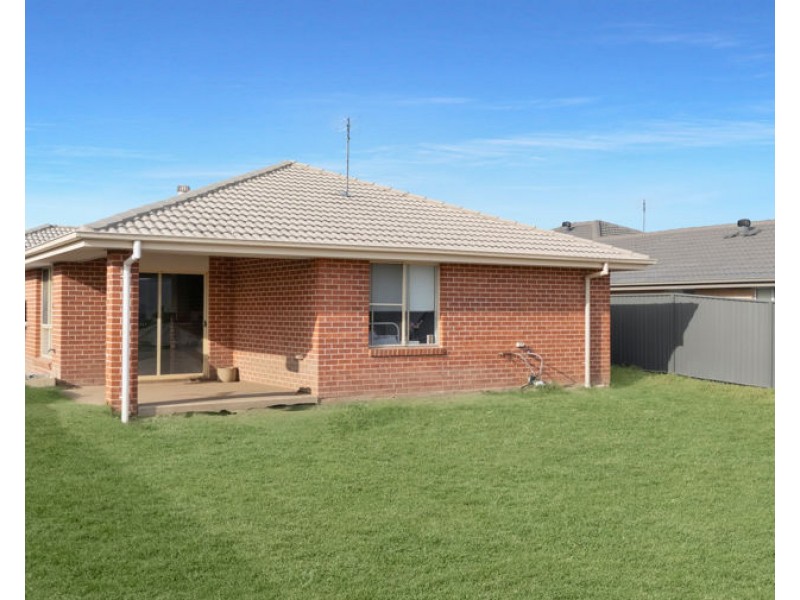 8 Barber Street, Kootingal NSW 2352