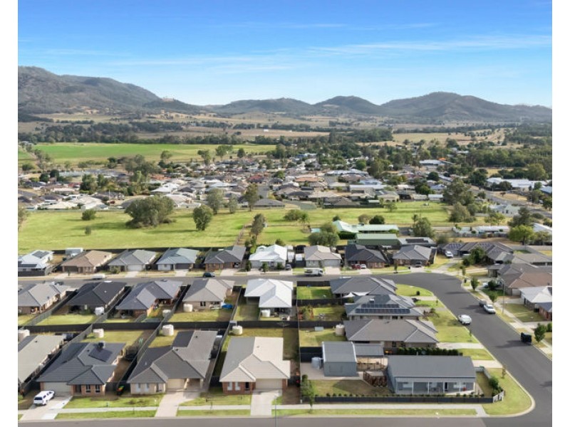 8 Barber Street, Kootingal NSW 2352