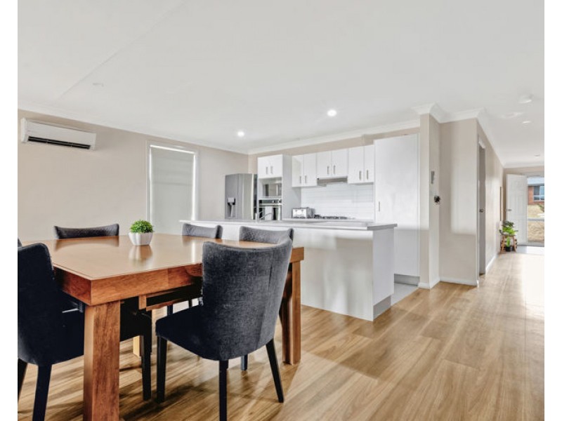 8 Barber Street, Kootingal NSW 2352