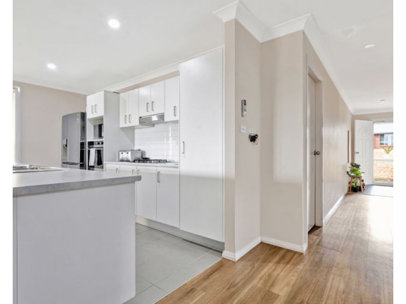 8 Barber Street, Kootingal NSW 2352