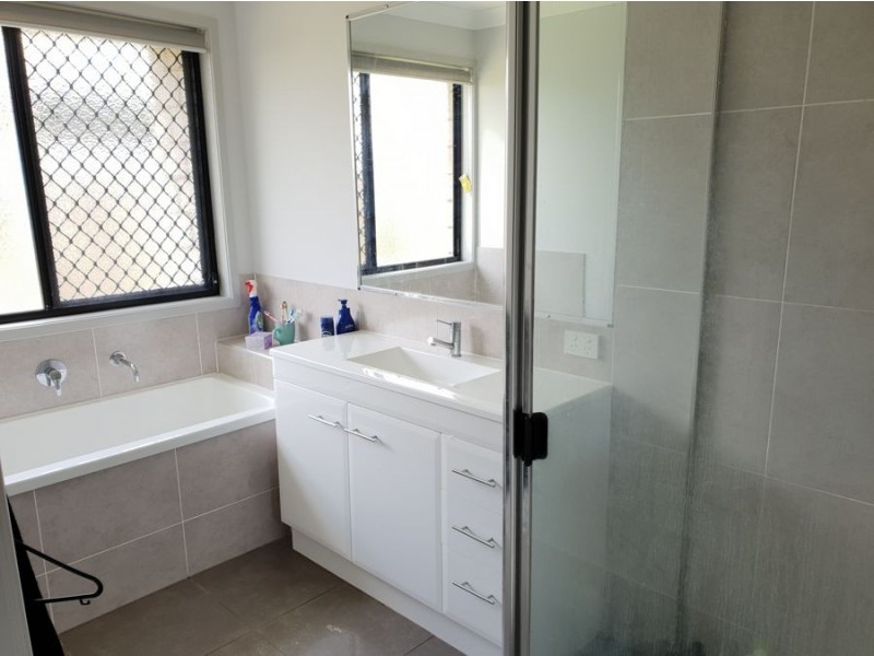 8 Hastings Avenue, Plainland QLD 4341