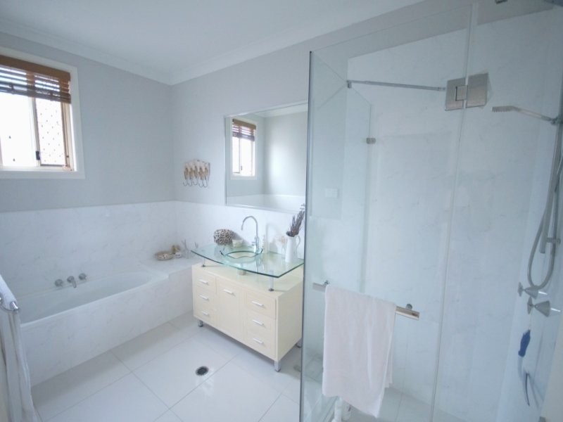 32 Hyde Avenue, Springfield Lakes QLD 4300
