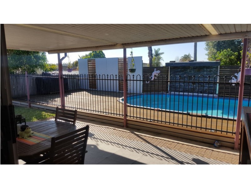 77 Bottlebrush Drive, Regents Park QLD 4118