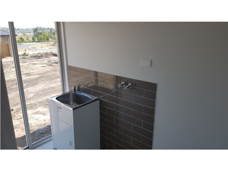 8 Clarence Place, Plainland QLD 4341