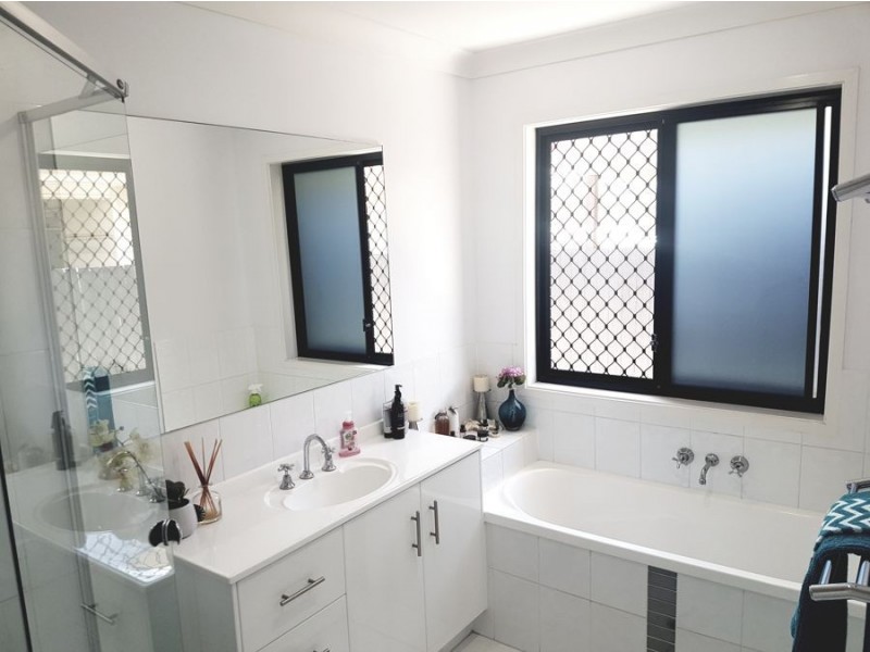 2 Coolibah Close, Springfield Lakes QLD 4300