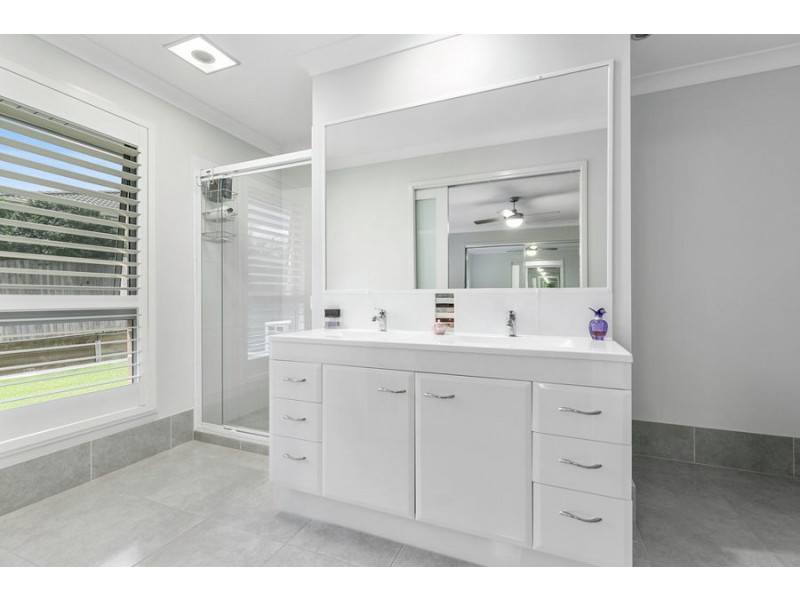 33 Perrys Crescent, Rosewood QLD 4340