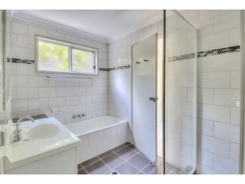 5 Zenith Court, Regents Park QLD 4118