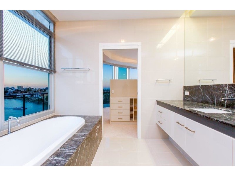 98 Thorn Street, Kangaroo Point QLD 4169