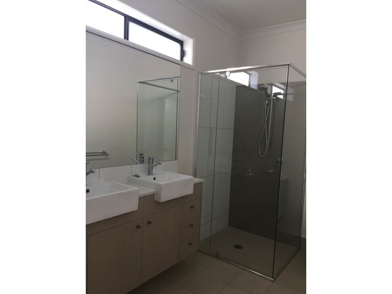 1/33 Azure Way, Hope Island QLD 4212