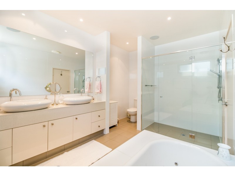 1004 Lakeview Terrace, Benowa QLD 4217