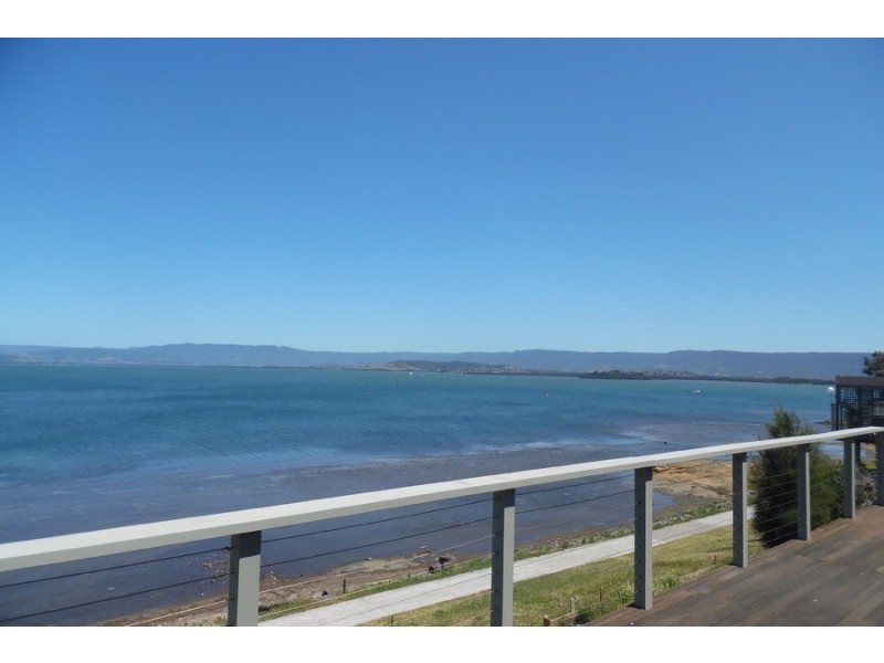 61 Northcliffe Drive, Lake Heights NSW 2502