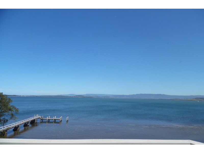 61 Northcliffe Drive, Lake Heights NSW 2502