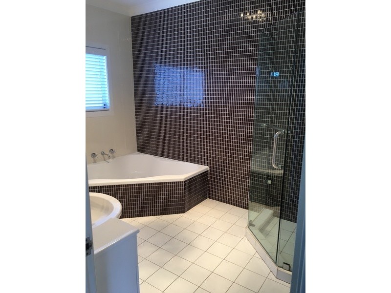 61 Northcliffe Drive, Lake Heights NSW 2502