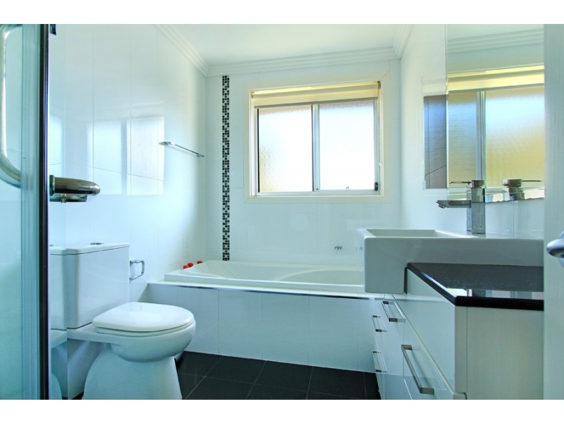 12A Hurt Parade, Unanderra NSW 2526