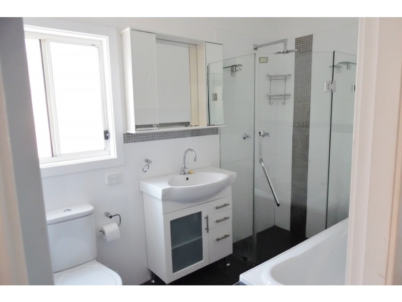 12 Hurt Parade, Unanderra NSW 2526