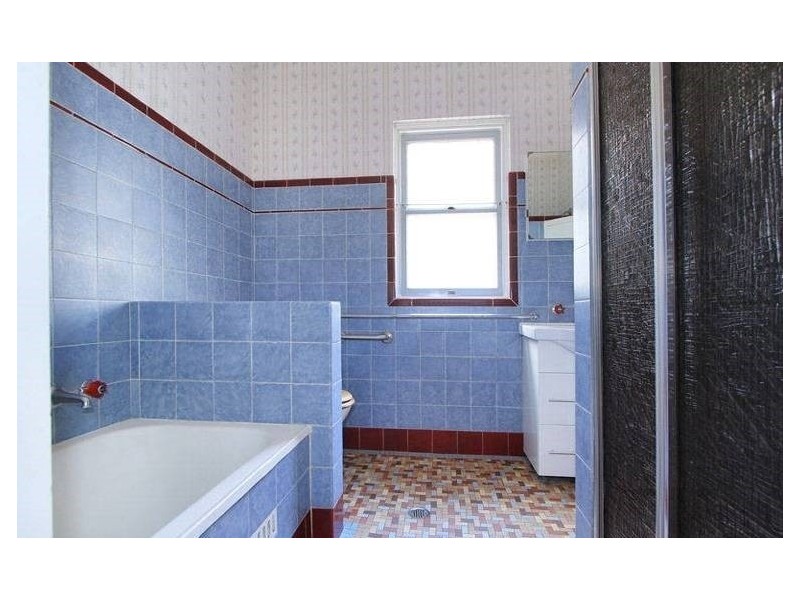 11 Walter Street, Mangerton NSW 2500
