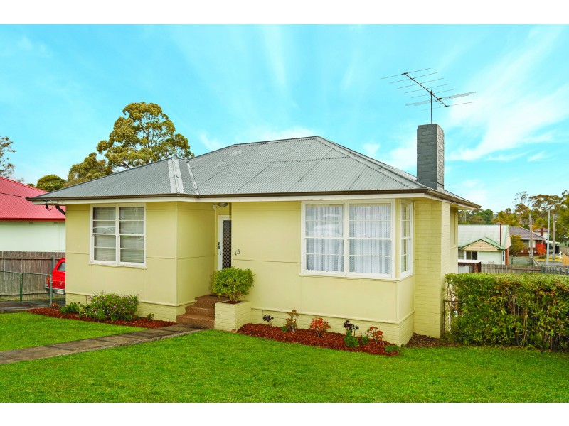 15 Carr Parade, Unanderra NSW 2526