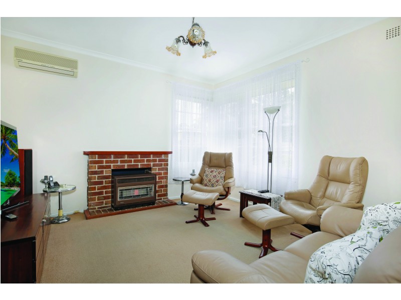 15 Carr Parade, Unanderra NSW 2526