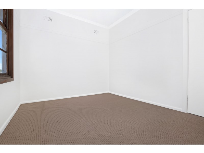 15 Carr Parade, Unanderra NSW 2526