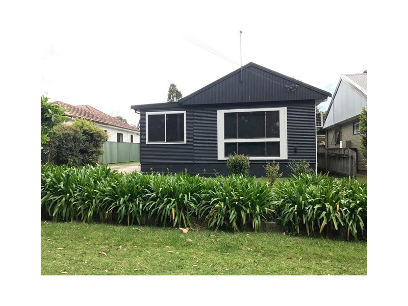 33 Phillips Crescent, Mangerton NSW 2500