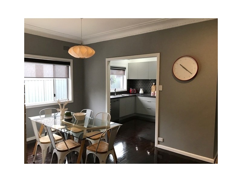 33 Phillips Crescent, Mangerton NSW 2500