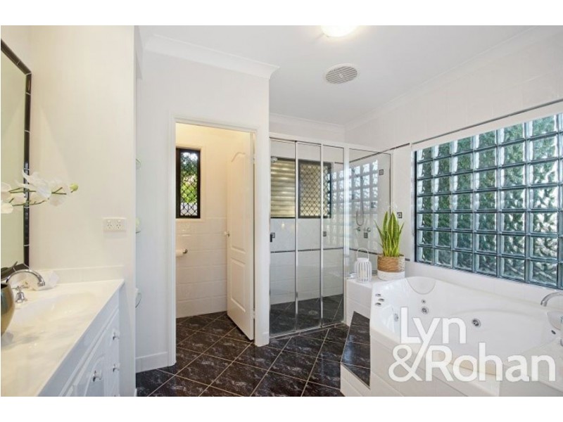 2 Hilton Way, Mount Louisa QLD 4814