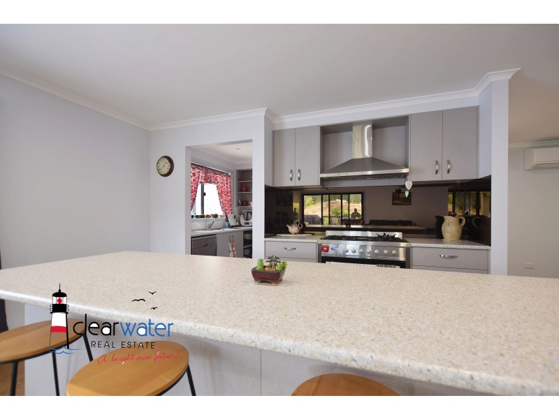 8 Swan Ridge Place, Moruya NSW 2537