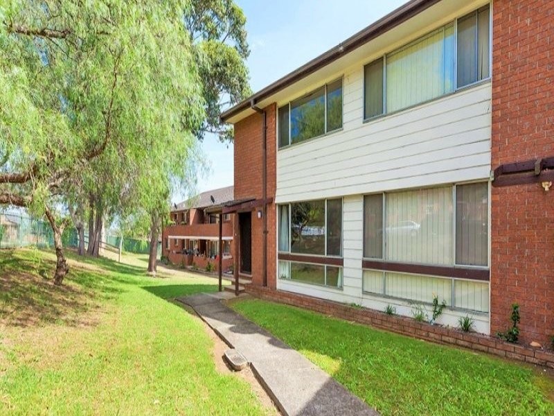 4/18 Westmoreland Road, Minto NSW 2566