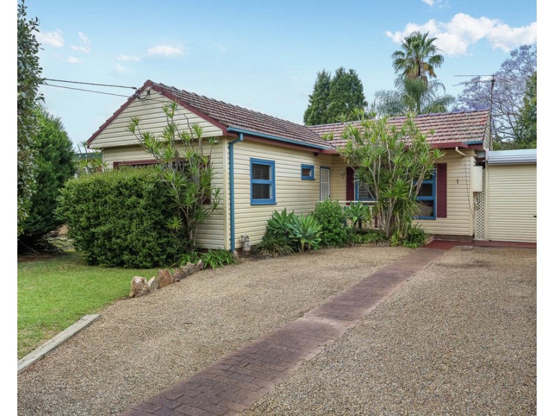 1 Highland Avenue, Toongabbie NSW 2146