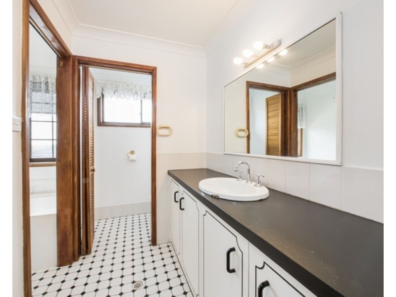 8 Fourth Street, Seahampton NSW 2286