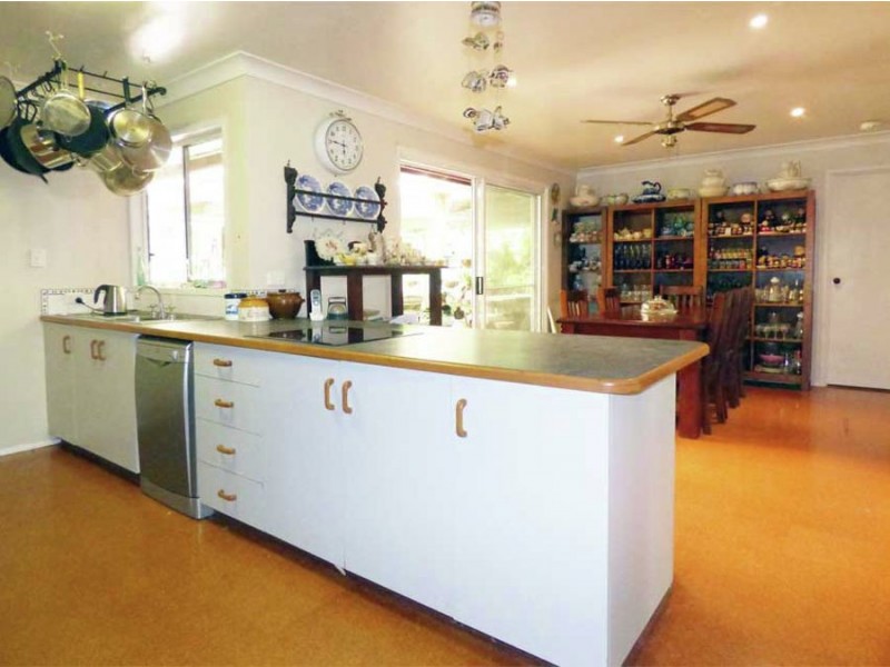 8 Pinnell Road, Crows Nest QLD 4355