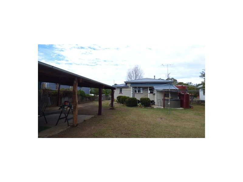 12 Nolan st, Crows Nest QLD 4355