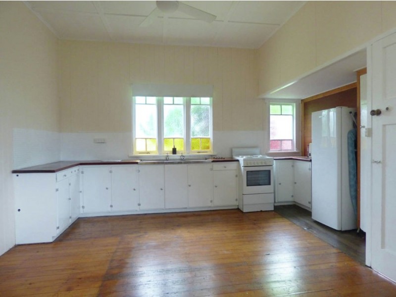 12 Nolan st, Crows Nest QLD 4355