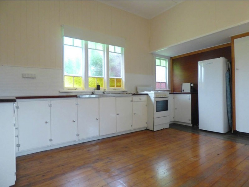 12 Nolan st, Crows Nest QLD 4355