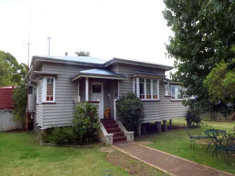 12 Nolan st, Crows Nest QLD 4355