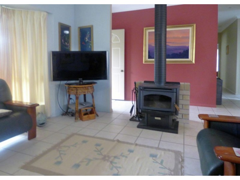 6 Parkland DR, Crows Nest QLD 4355