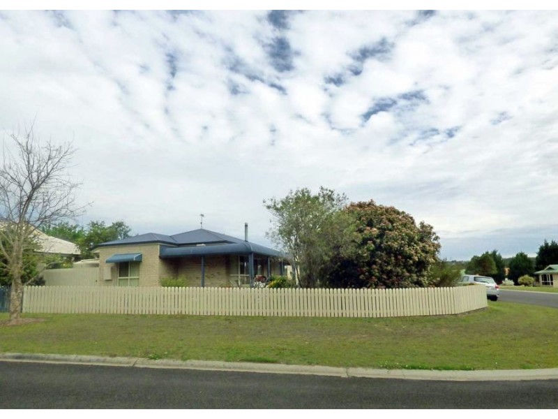 6 Parkland DR, Crows Nest QLD 4355