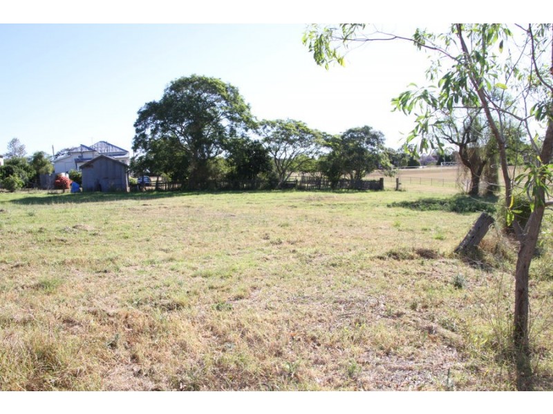 12 Garrett st, Haden QLD 4353