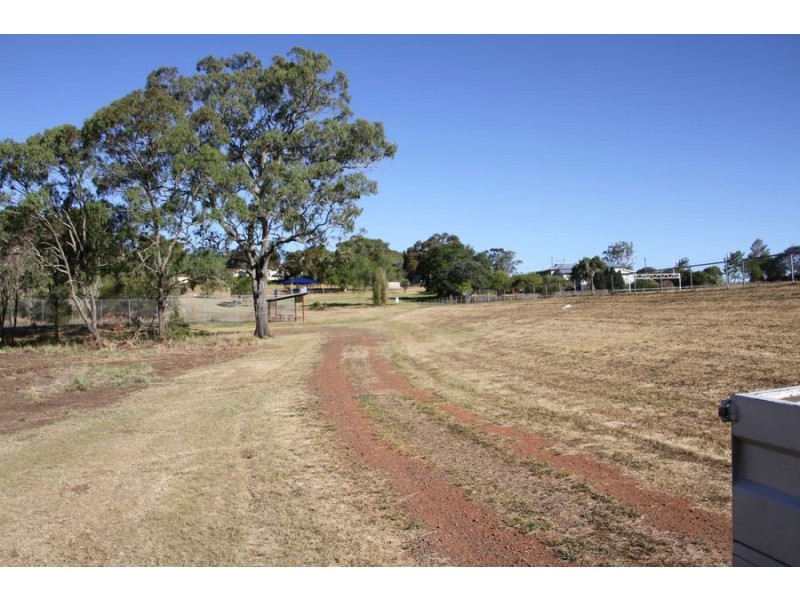 12 Garrett st, Haden QLD 4353