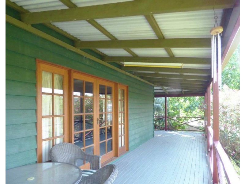 16 Dale St, Crows Nest QLD 4355