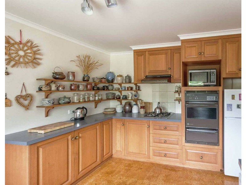 16 Dale St, Crows Nest QLD 4355