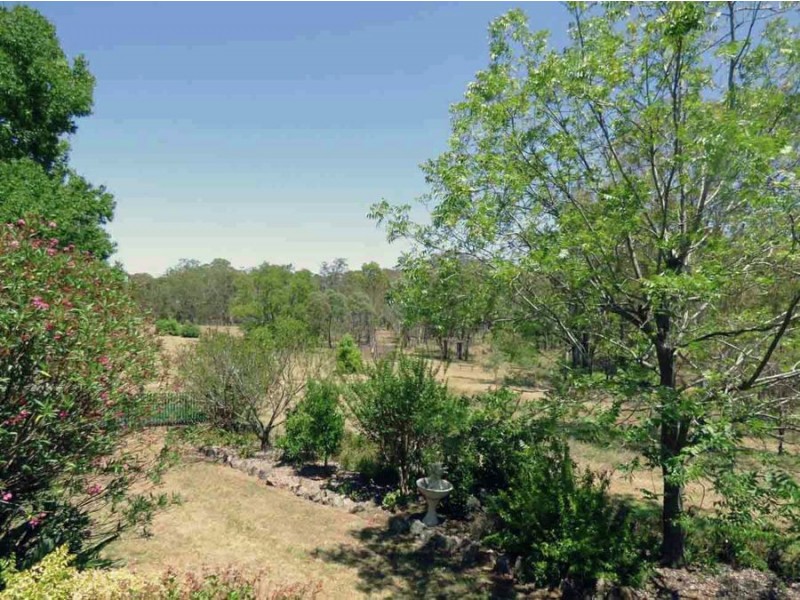 16 Dale St, Crows Nest QLD 4355