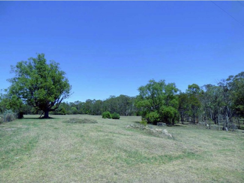 16 Dale St, Crows Nest QLD 4355