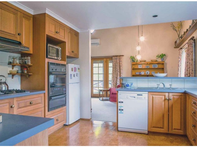16 Dale St, Crows Nest QLD 4355