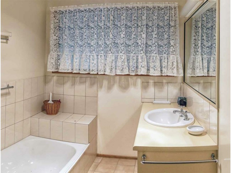 16 Dale St, Crows Nest QLD 4355