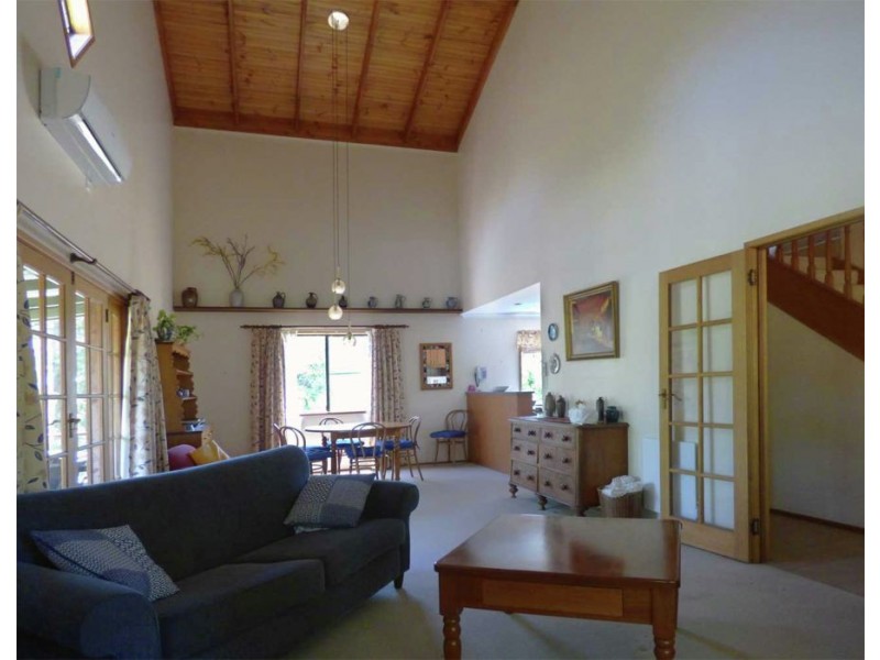 16 Dale St, Crows Nest QLD 4355
