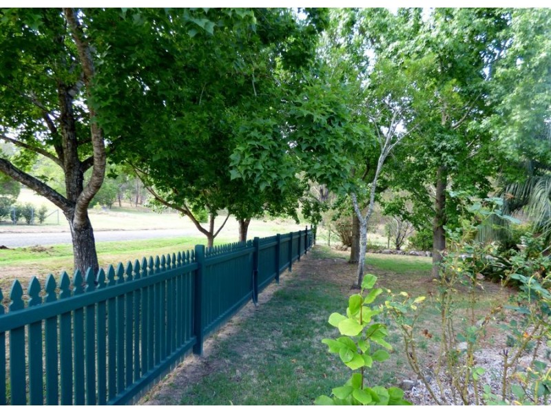 16 Dale St, Crows Nest QLD 4355